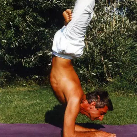 Padma Vrischikasana Le scorpion en Lotus